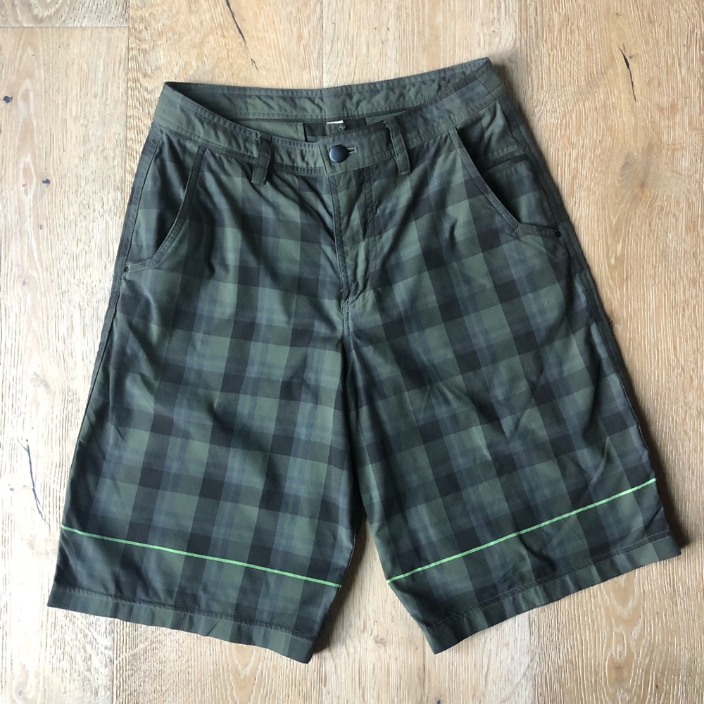 Lululemon Men’s  Kahuna Green Plaid shorts sz 30 RARE price firm!